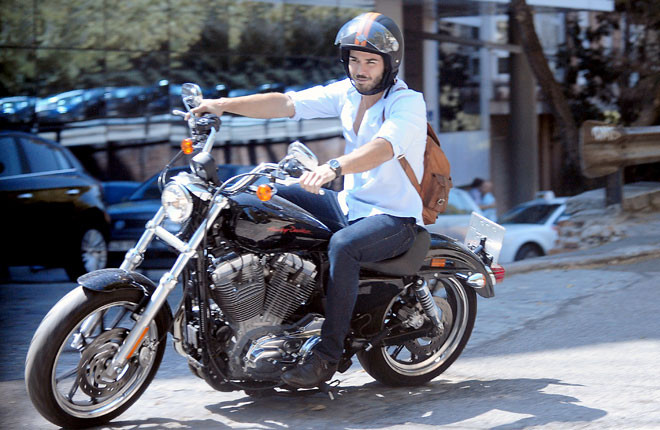 Diễn viên người Tây Ban Nha, Álex Barahona chọn một chiếc Harley Davidson hầm hố. Diễn viên người Tây Ban Nha, Álex Barahona chọn một chiếc Harley Davidson hầm hố.
