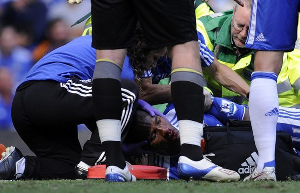 Một pha va chạm dẫn tới chấn thương ghê sợ của Didier Drogba. Băng quay chậm cho thấy anh đã rơi tự do xuống mặt sân và va đập mạnh tới mức bị nảy lên, giống như một trái bóng. Một pha va chạm dẫn tới chấn thương ghê sợ của Didier Drogba. Băng quay chậm cho thấy anh đã rơi tự do xuống mặt sân và va đập mạnh tới mức bị nảy lên, giống như một trái bóng.