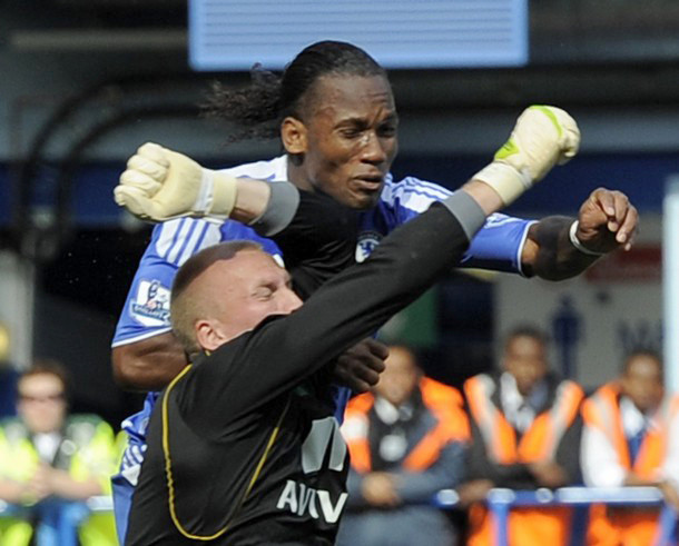 Đó là một pha va chạm rất mạnh. Tay của thủ môn Ruddy đã đấm thẳng vào mặt của Drogba, khiến tiền đạo người Bờ Biển ngà đã bất tỉnh ngay lập tức... Đó là một pha va chạm rất mạnh. Tay của thủ môn Ruddy đã đấm thẳng vào mặt của Drogba, khiến tiền đạo người Bờ Biển ngà đã bất tỉnh ngay lập tức...