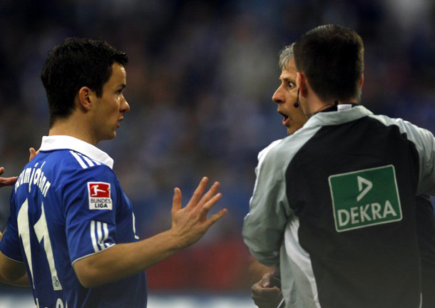 HLV Favre rất giận dữ. Ông quát to… HLV Favre rất giận dữ. Ông quát to…