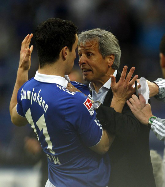 "Cậu làm cái trò gì đấy hả?" "Cậu làm cái trò gì đấy hả?"