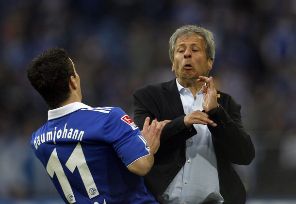 Baumjohann ham bóng và không quan sát nên nhảy vào người Lucien Favre đang đứng bên đường piste. Baumjohann ham bóng và không quan sát nên nhảy vào người Lucien Favre đang đứng bên đường piste.