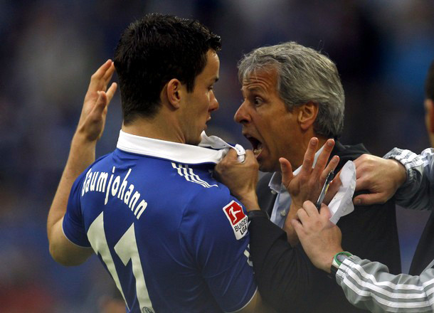 Suýt chút nữa thì cầu thủ của Schalke đã ăn đòn. Suýt chút nữa thì cầu thủ của Schalke đã ăn đòn.