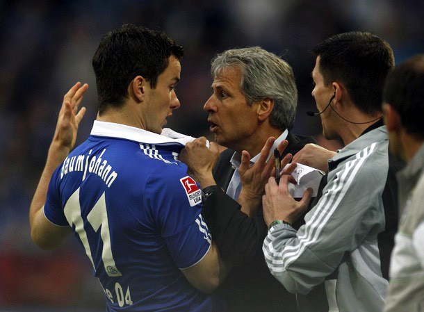 … Và tiện tay túm áo… … Và tiện tay túm áo…