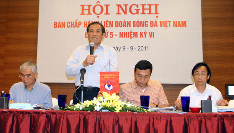 Hai PCT Lê Hùng Dũng (lề trái) và Nguyễn Lân Trung (lề phải) đưa ra những thông tin trái chiều về tương lai của ông Dương Nghiệp Khôi. Ảnh: VSI Hai PCT Lê Hùng Dũng (lề trái) và Nguyễn Lân Trung (lề phải) đưa ra những thông tin trái chiều về tương lai của ông Dương Nghiệp Khôi. Ảnh: VSI