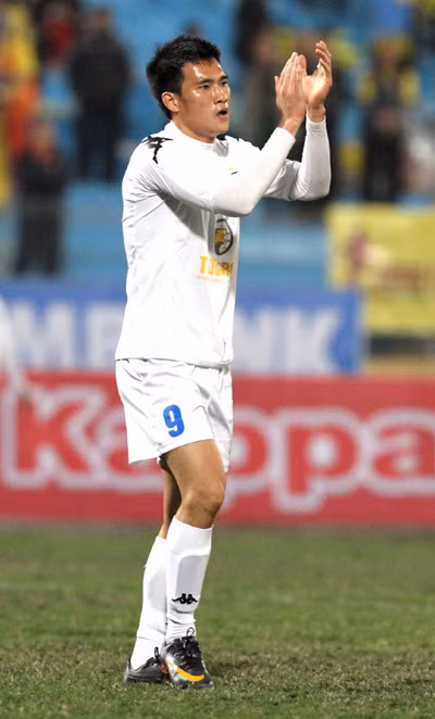 Công Vinh không thể giữ vị trí trung phong nếu ở Hà Nội T&T. Ảnh: Quang Minh