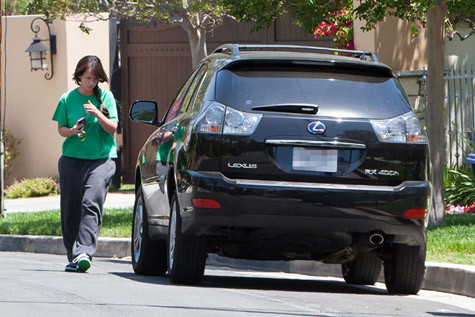 Jennifer Love Hewitt bên chiếc Lexus trị giá 72.350 euro.