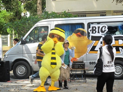 Beeline làm cú "lội ngược dòng" vào thị trường di động Việt bằng thương vụ hợp tác với Câu lạc bộ bóng đá MU. Ảnh: Bee Beeline làm cú "lội ngược dòng" vào thị trường di động Việt bằng thương vụ hợp tác với Câu lạc bộ bóng đá MU. Ảnh: Bee