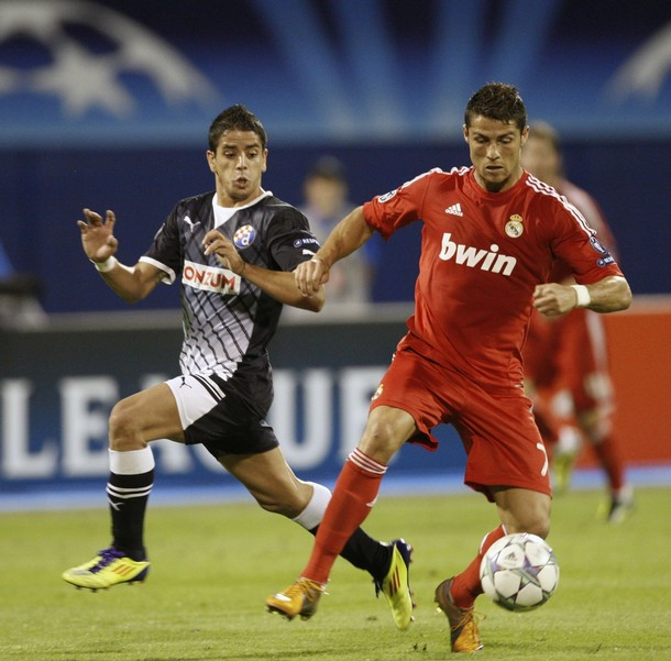 Nếu không nhìn kỹ, nhiều người có thểm nhầm đây là bức ảnh khi CR7 còn chơi cho Man United. Nếu không nhìn kỹ, nhiều người có thểm nhầm đây là bức ảnh khi CR7 còn chơi cho Man United.