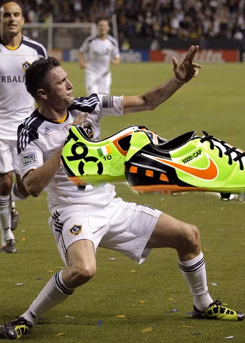 Robbie Keane kỷ niệm cột mốc 100 trận khoác áo ĐTQG Ireland.