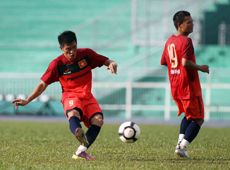 "Bầu Kiên" định kết hợp cặp Công Vinh - Thành Lương ở Hà Nội ACB? Ảnh: Quang Minh "Bầu Kiên" định kết hợp cặp Công Vinh - Thành Lương ở Hà Nội ACB? Ảnh: Quang Minh