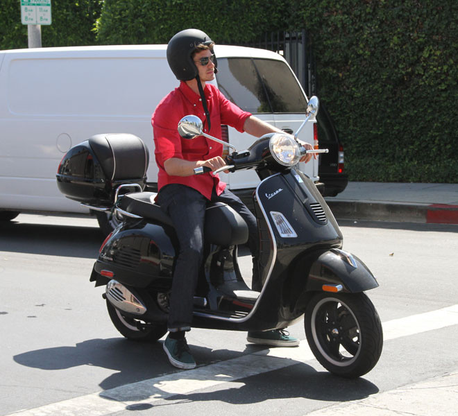 Diễn viên Andrew Garfield lại thích thú với chiếc Vespa Scooter. Diễn viên Andrew Garfield lại thích thú với chiếc Vespa Scooter.