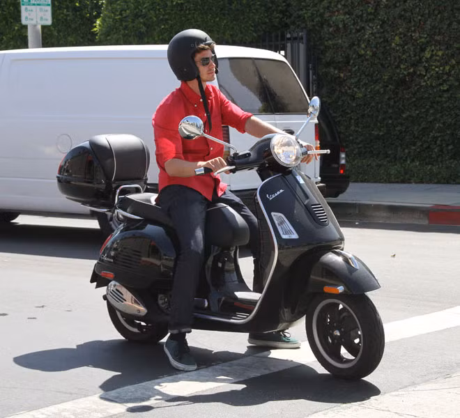 Diễn viên Andrew Garfield lại thích thú với chiếc Vespa Scooter.