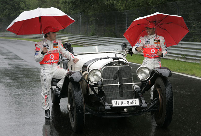 Nổi tiếng toàn thế giới với những chiếc xe F1 tốc độ cao nhưng Lewis Hamilton và Fernando Alonso vẫn thích chiếc Mercedes cổ này. Nổi tiếng toàn thế giới với những chiếc xe F1 tốc độ cao nhưng Lewis Hamilton và Fernando Alonso vẫn thích chiếc Mercedes cổ này.