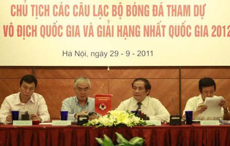 Các lãnh đạo VFF đang nghiên cứu đề án của bầu Kiên. Ảnh: Vũ Ngọc