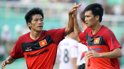 Công Vinh sẽ đá cặp với Quang Hải?