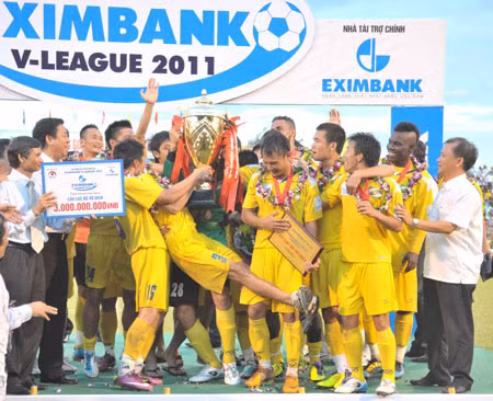 Chuyện tiền thưởng đang khiến chức vô địch của SLNA kém lung linh. Ảnh: Minh Hoàng