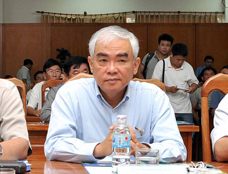 Phó chủ tịch Lê Hùng Dũng lộ rõ vẻ bức xúc và ức chế. Phó chủ tịch Lê Hùng Dũng lộ rõ vẻ bức xúc và ức chế.