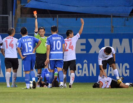 Bạo lực sân cỏ vẫn chưa thể kiểm soát.