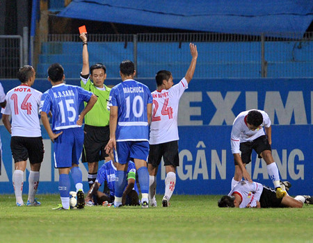 Bạo lực sân cỏ vẫn chưa thể kiểm soát. Bạo lực sân cỏ vẫn chưa thể kiểm soát.