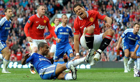 Chicharito bị Ashley Cole triệt hạ. Chicharito bị Ashley Cole triệt hạ.