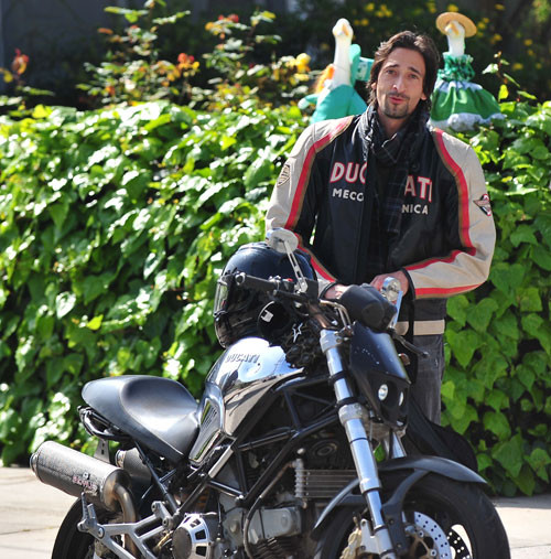 Diễn viên đoạt giải Oscar Adrien Brody với chiếc Ducati Monster 900 Cromo. Diễn viên đoạt giải Oscar Adrien Brody với chiếc Ducati Monster 900 Cromo.
