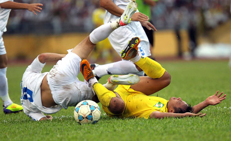 Trọng Hoàng và Công Vinh, hai cầu thủ quê Nghệ An. Ảnh: Quang Minh