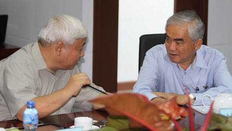 Ông Lê Hùng Dũng (phải) chính là người đã đưa bầu Kiên đến với bóng đá. Ảnh: Quang Nhựt/TTVH