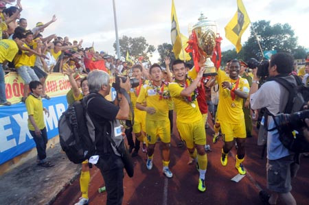 SLNA vô địch bằng tình yêu cuồng nhiệt và thiết thực của những người xứ Nghệ. SLNA vô địch bằng tình yêu cuồng nhiệt và thiết thực của những người xứ Nghệ.