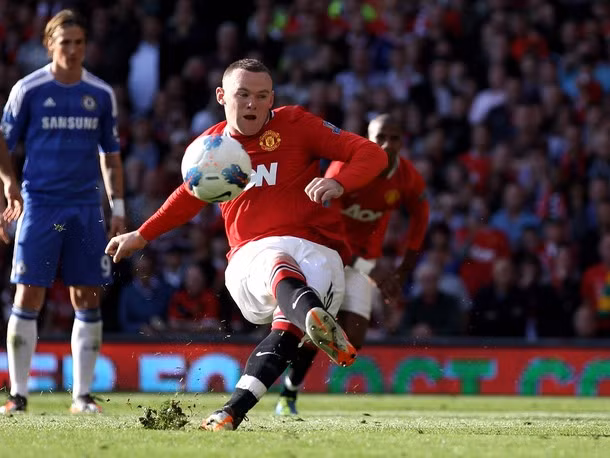 Nhưng khi thực hiện cú sút, ‘gã Shrek’ đã trượt chân trụ…