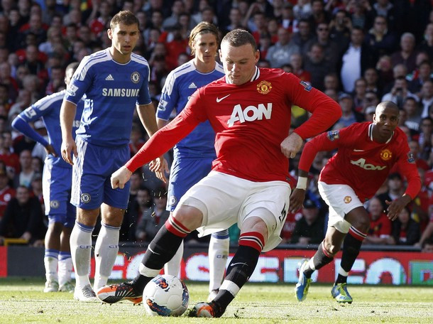 Rooney như thường lệ thực hiện quả đá phạt. Rooney như thường lệ thực hiện quả đá phạt.