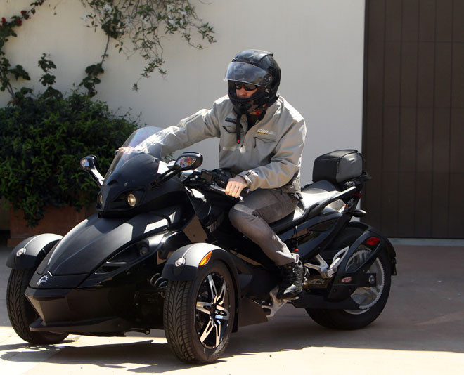 Nhà biên kịch John Cusack với chiếc Can-Am Spyder. Nhà biên kịch John Cusack với chiếc Can-Am Spyder.