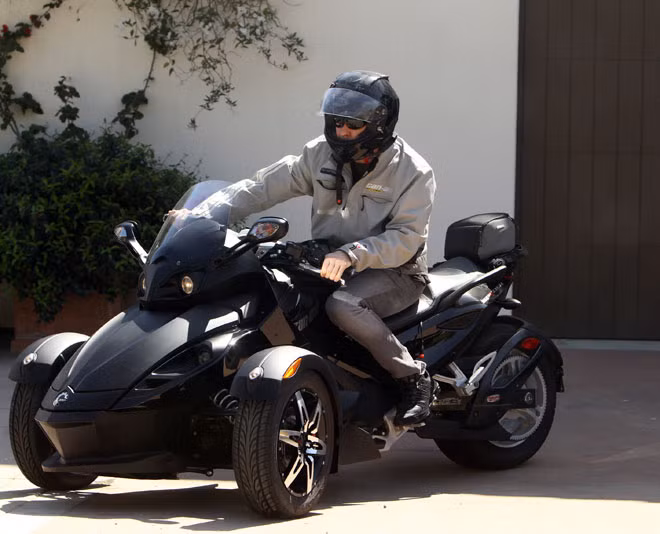 Nhà biên kịch John Cusack với chiếc Can-Am Spyder.