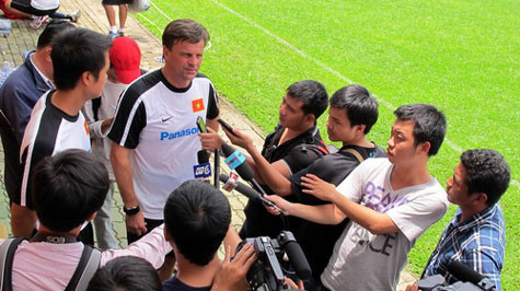 HLV Falko Goetz trả lời giới truyền thông sau buổi tập sáng 12-9. HLV Falko Goetz trả lời giới truyền thông sau buổi tập sáng 12-9.