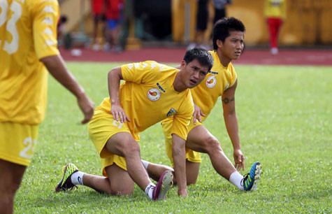 Công Vinh tập với nét mặt căng thẳng bởi những tiếng la ó của khán giả. Ảnh: Quang Minh Công Vinh tập với nét mặt căng thẳng bởi những tiếng la ó của khán giả. Ảnh: Quang Minh