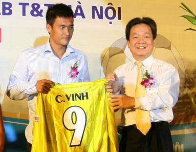Bản hợp đồng giữa Hà Nội T&T với Công Vinh năm 2009 từng giữ kỷ lục chuyển nhượng của bóng đá Việt Nam. Bản hợp đồng giữa Hà Nội T&T với Công Vinh năm 2009 từng giữ kỷ lục chuyển nhượng của bóng đá Việt Nam.