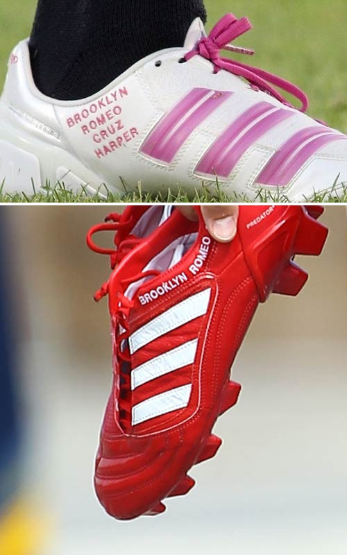 Giày của Beckham không thêu tên của một mà là… ba cậu quý tử.