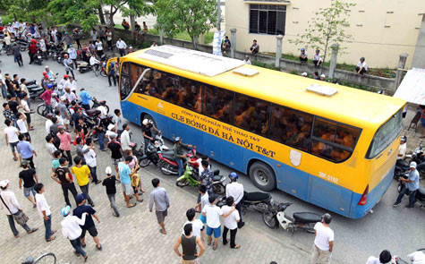 Tâm điểm chú ý của khán giả Nghệ An dồn vào chiếc xe bus của Hà Nội T&T. Ảnh: Quang Minh Tâm điểm chú ý của khán giả Nghệ An dồn vào chiếc xe bus của Hà Nội T&T. Ảnh: Quang Minh