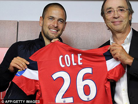 Joe Cole được đem cho Lille mượn. Joe Cole được đem cho Lille mượn.