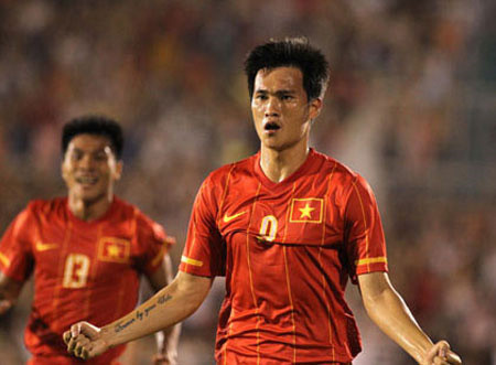 Công Vinh liên tục tung tin đồn được một CLB CH Czech để mắt và HLV Calisto mời về Thai-League. Công Vinh liên tục tung tin đồn được một CLB CH Czech để mắt và HLV Calisto mời về Thai-League.