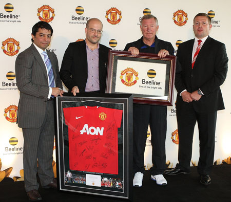 Lễ ký kết giữa MU và Beeline hôm 22/8. Ảnh: Bee Lễ ký kết giữa MU và Beeline hôm 22/8. Ảnh: Bee