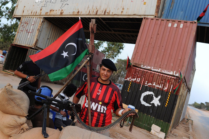 Phía trước anh chàng Milanista này lại là một CĐV của… Chelsea. Phía trước anh chàng Milanista này lại là một CĐV của… Chelsea.