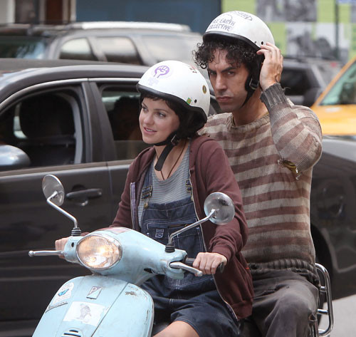 Nữ diễn viên Sacha Baron Cohen cũng thích chạy Vespa. Nữ diễn viên Sacha Baron Cohen cũng thích chạy Vespa.