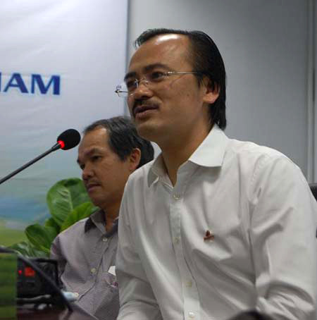 Bầu Thắng: "Cũng có những trọng tài tốt, nhưng mà có những trọng tài mà… xin lỗi, tôi không thể nói ra". Bầu Thắng: "Cũng có những trọng tài tốt, nhưng mà có những trọng tài mà… xin lỗi, tôi không thể nói ra".