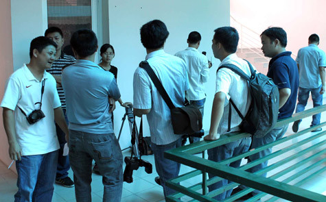 Các phóng viên bị đẩy ra ngoài để VFF họp kín với nhau. Ảnh: Quang Minh Các phóng viên bị đẩy ra ngoài để VFF họp kín với nhau. Ảnh: Quang Minh
