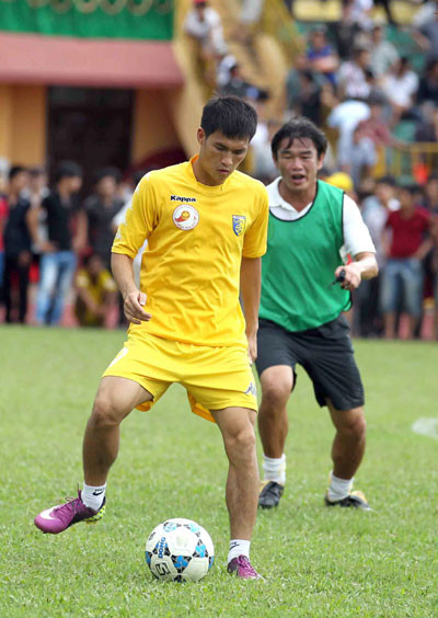 HLV Phan Thanh Hùng tập cùng học trò. Ảnh: Quang Minh HLV Phan Thanh Hùng tập cùng học trò. Ảnh: Quang Minh