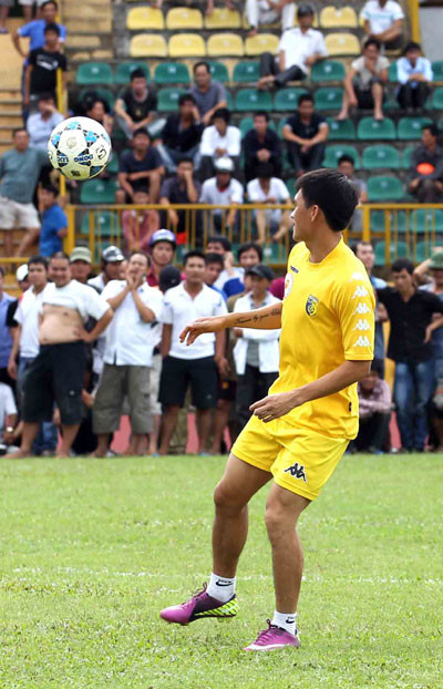 Công Vinh tập luyện trên sân Vinh. Ảnh: Quang Minh Công Vinh tập luyện trên sân Vinh. Ảnh: Quang Minh