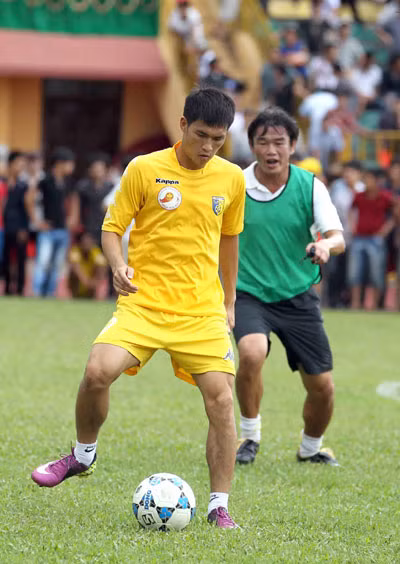 HLV Phan Thanh Hùng tập cùng học trò. Ảnh: Quang Minh