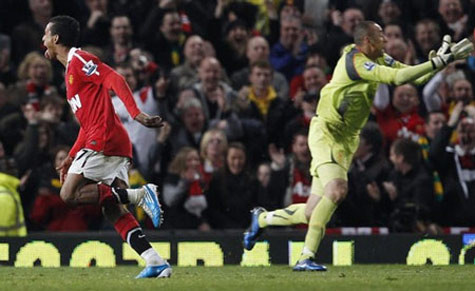 Nani với bàn thắng "lạ" vào lưới Spurs. Nani với bàn thắng "lạ" vào lưới Spurs.