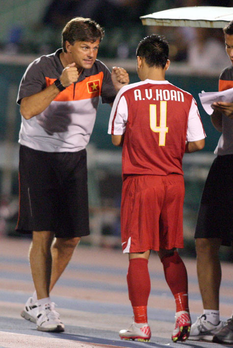 HLV Goetz nghiêm khắc chỉ bảo học trò. Ảnh: VSI